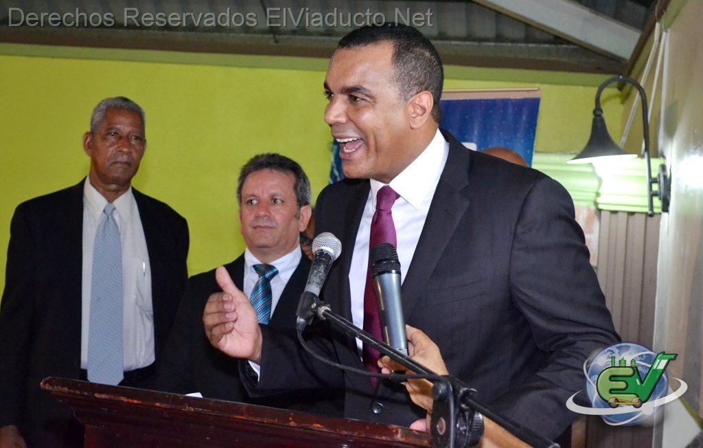 Carlos Gómez ofrese palabras para los presentes en Expo Moca 2012